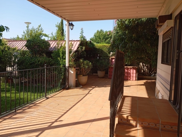 Chalet en venta con jardín en Cubillas de Santa María