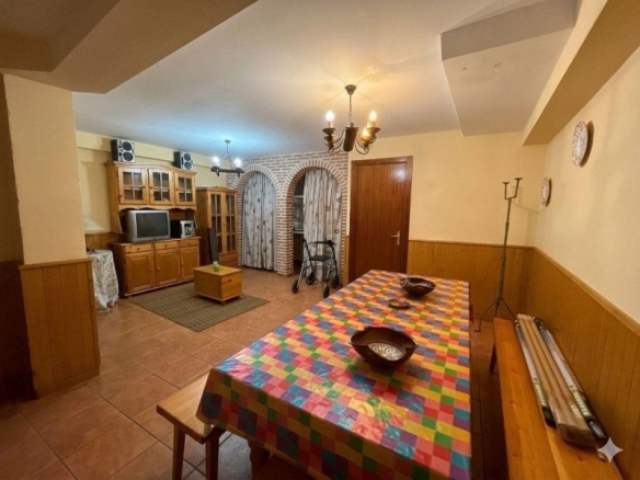 Local comercial con vivienda en el centro de Íscar
