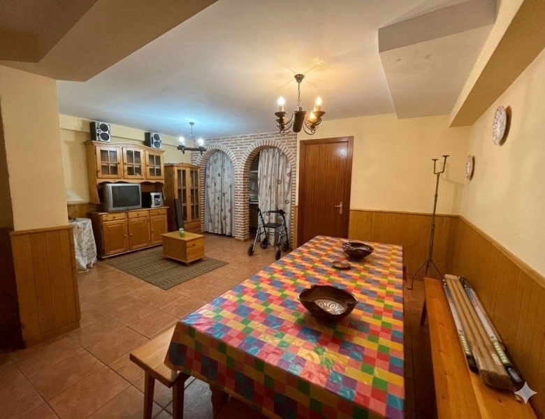 Local comercial con vivienda en el centro de Íscar