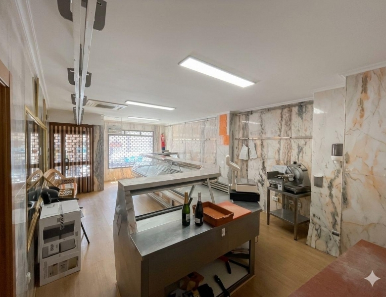 Local comercial con vivienda en el centro de Íscar