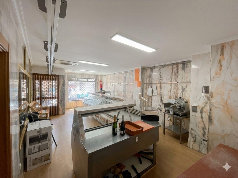 Local comercial con vivienda en el centro de Íscar