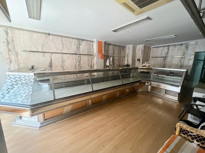 Local comercial con vivienda en el centro de Íscar