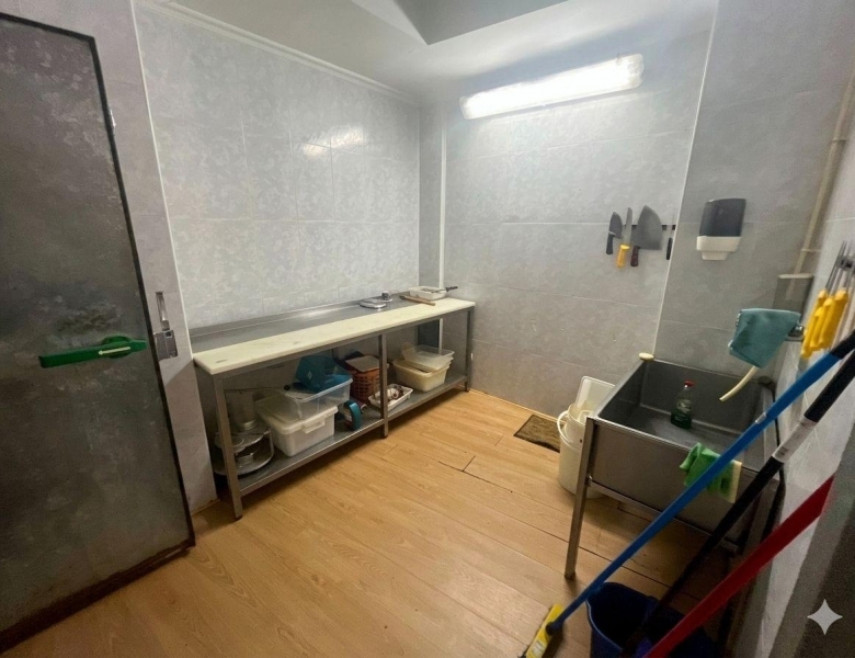 Local comercial con vivienda en el centro de Íscar