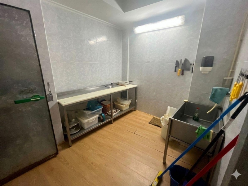 Local comercial con vivienda en el centro de Íscar