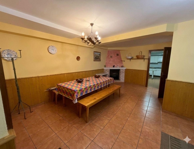Local comercial con vivienda en el centro de Íscar