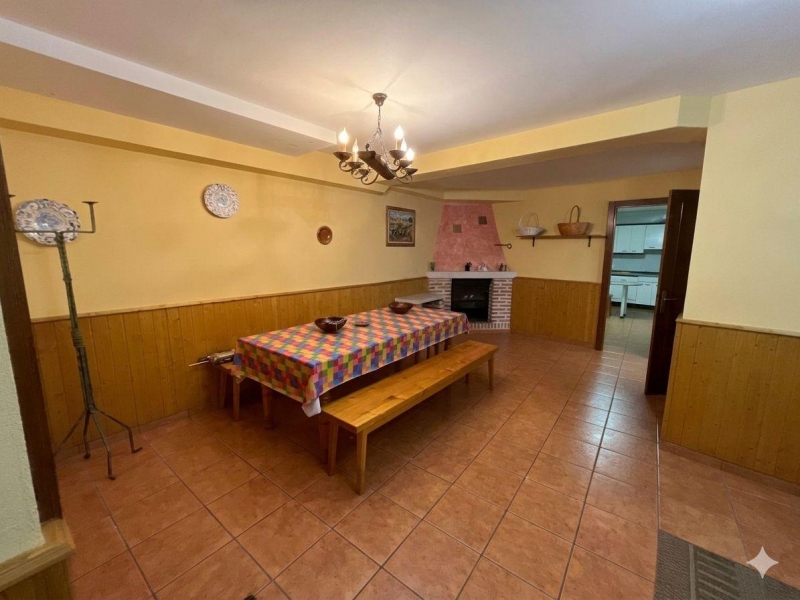 Local comercial con vivienda en el centro de Íscar
