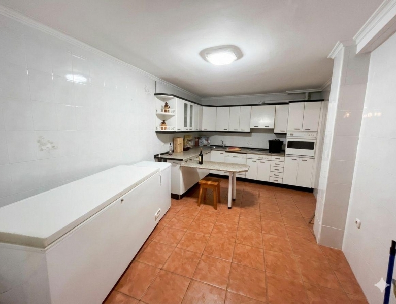 Local comercial con vivienda en el centro de Íscar