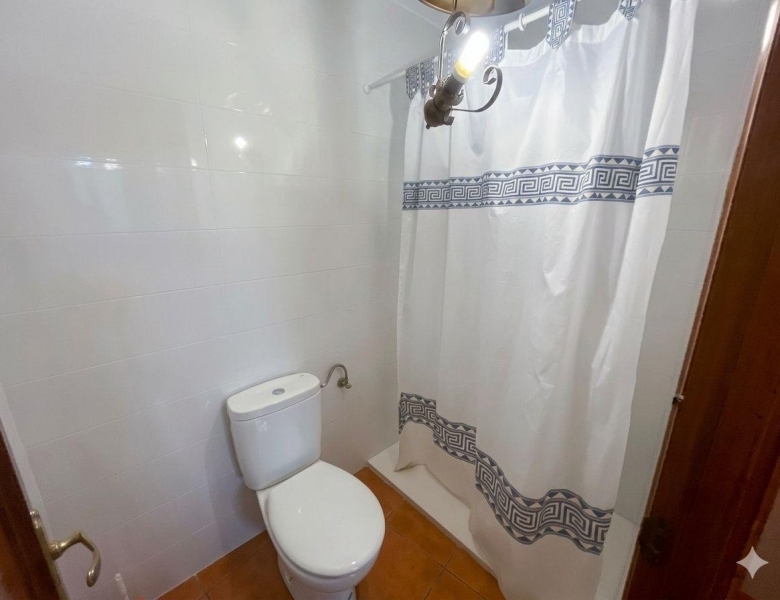 Local comercial con vivienda en el centro de Íscar