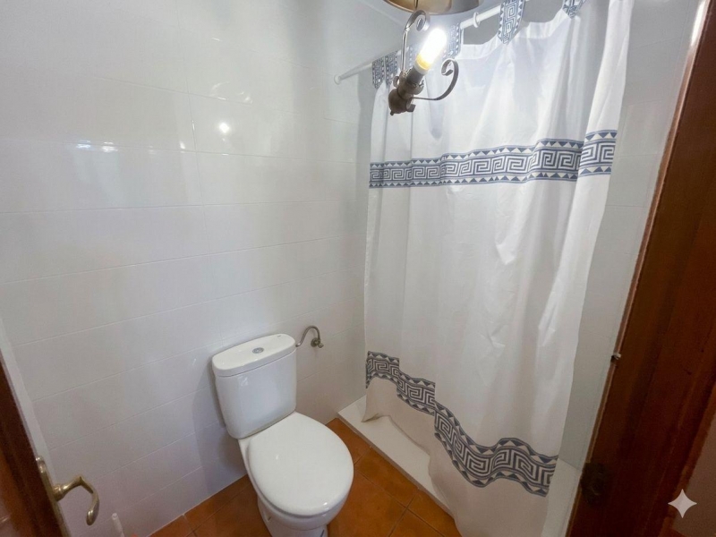 Local comercial con vivienda en el centro de Íscar