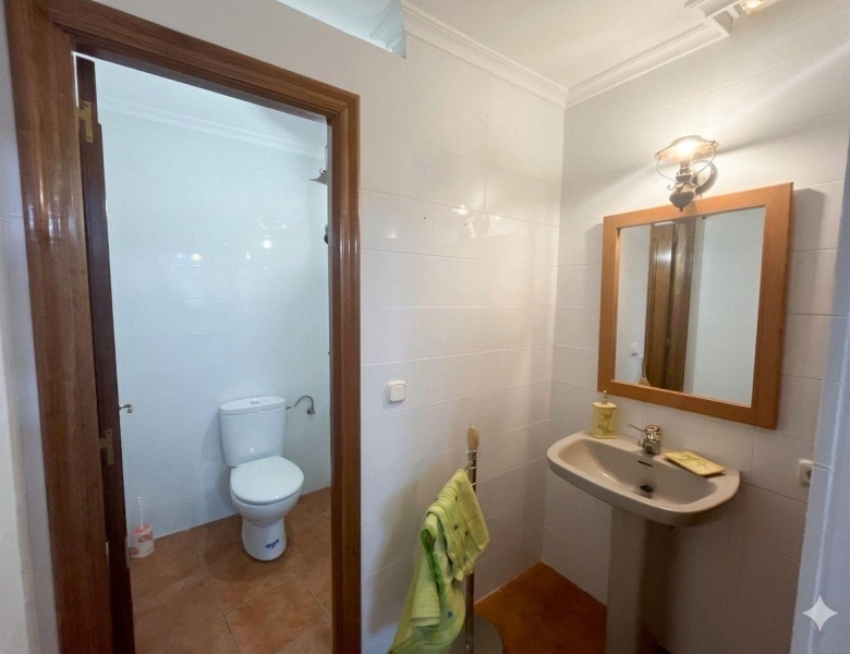 Local comercial con vivienda en el centro de Íscar