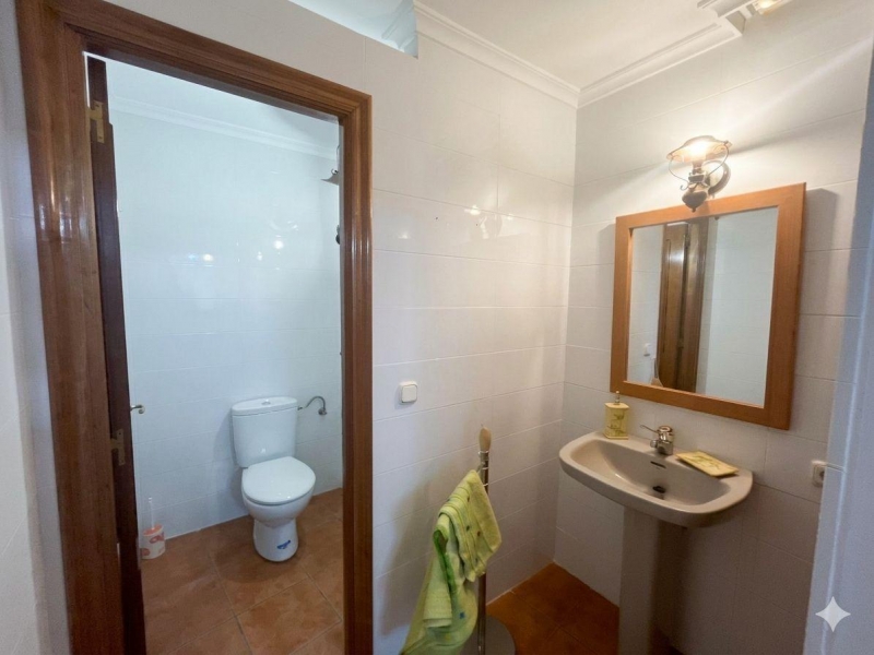 Local comercial con vivienda en el centro de Íscar