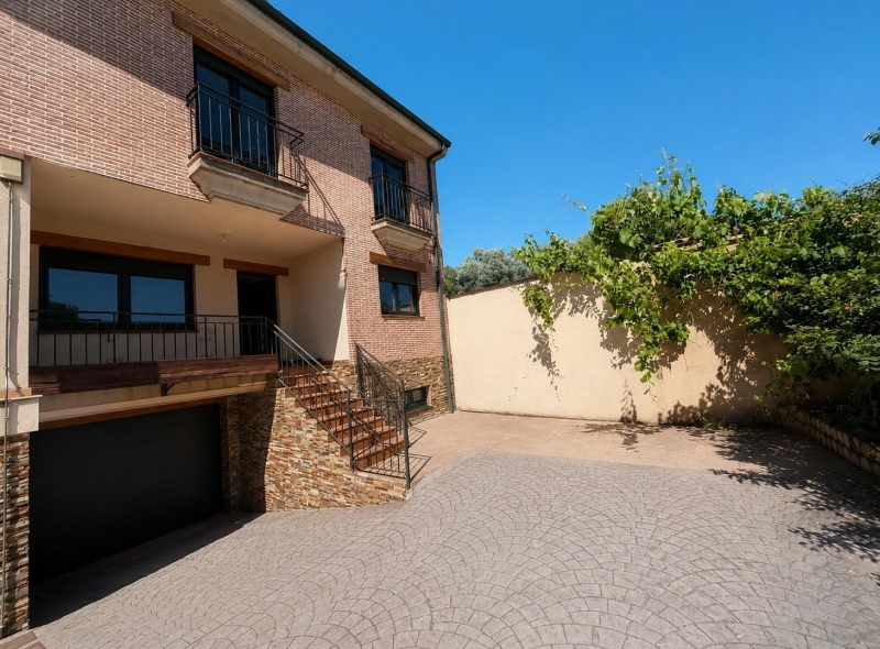 Chalet en venta 4 habitaciones Paseo Real Onzonilla