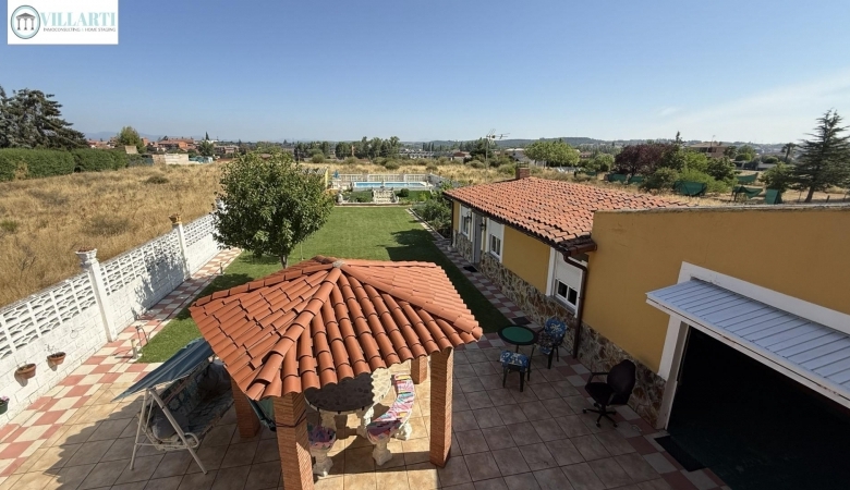 Chalet en venta con piscina en Trobajo del Camino