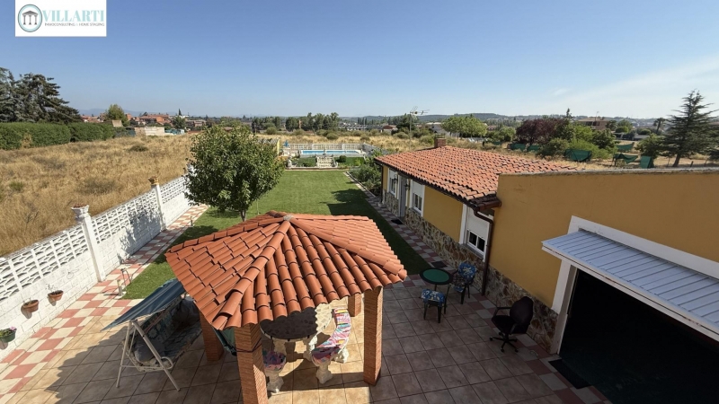 Chalet en venta con piscina en Trobajo del Camino