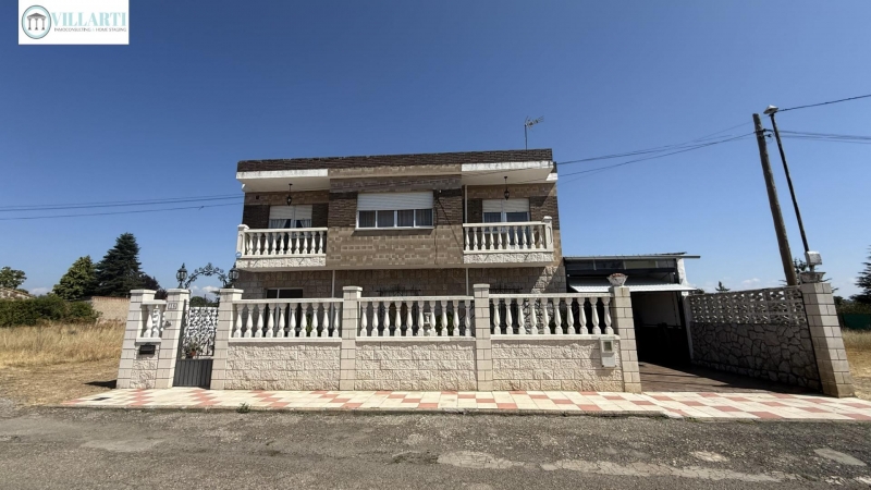 Chalet en venta con piscina en Trobajo del Camino
