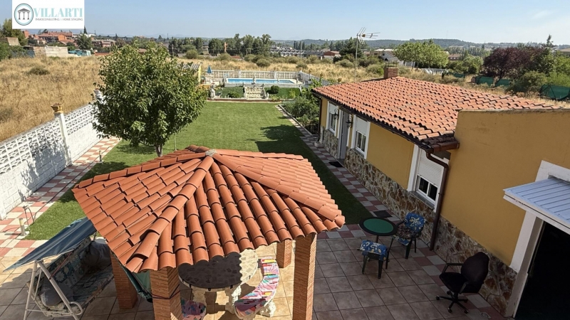 Chalet en venta con piscina en Trobajo del Camino