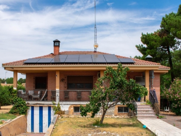 Chalet en venta con piscina en Las Fuentes Mojados