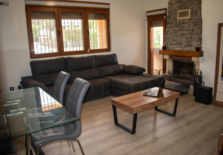 Chalet en venta con piscina en Las Fuentes Mojados