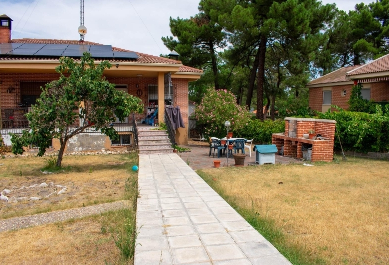 Chalet en venta con piscina en Las Fuentes Mojados