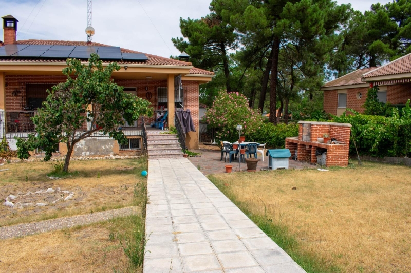 Chalet en venta con piscina en Las Fuentes Mojados