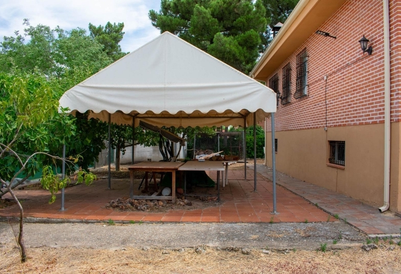 Chalet en venta con piscina en Las Fuentes Mojados