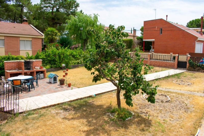 Chalet en venta con piscina en Las Fuentes Mojados